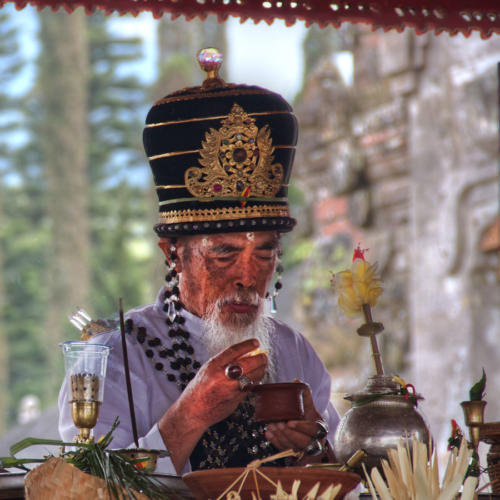 Bali-retreat-priest-temple