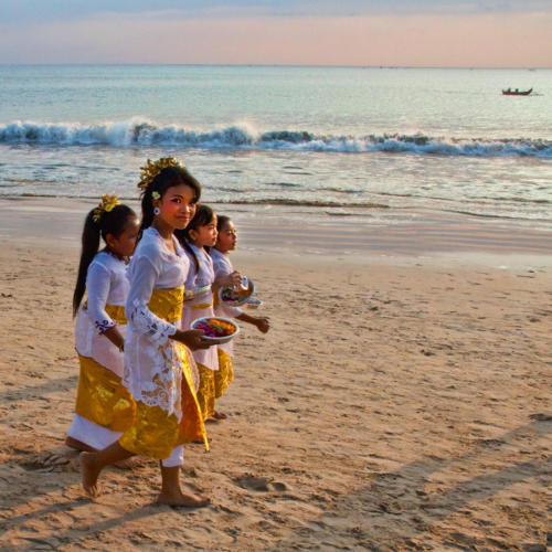 beach-Travel-girls-smile