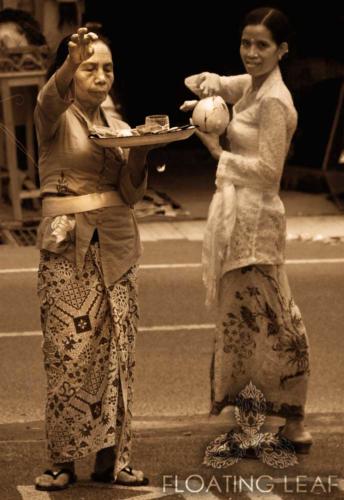 holy-woman-Bali-offering